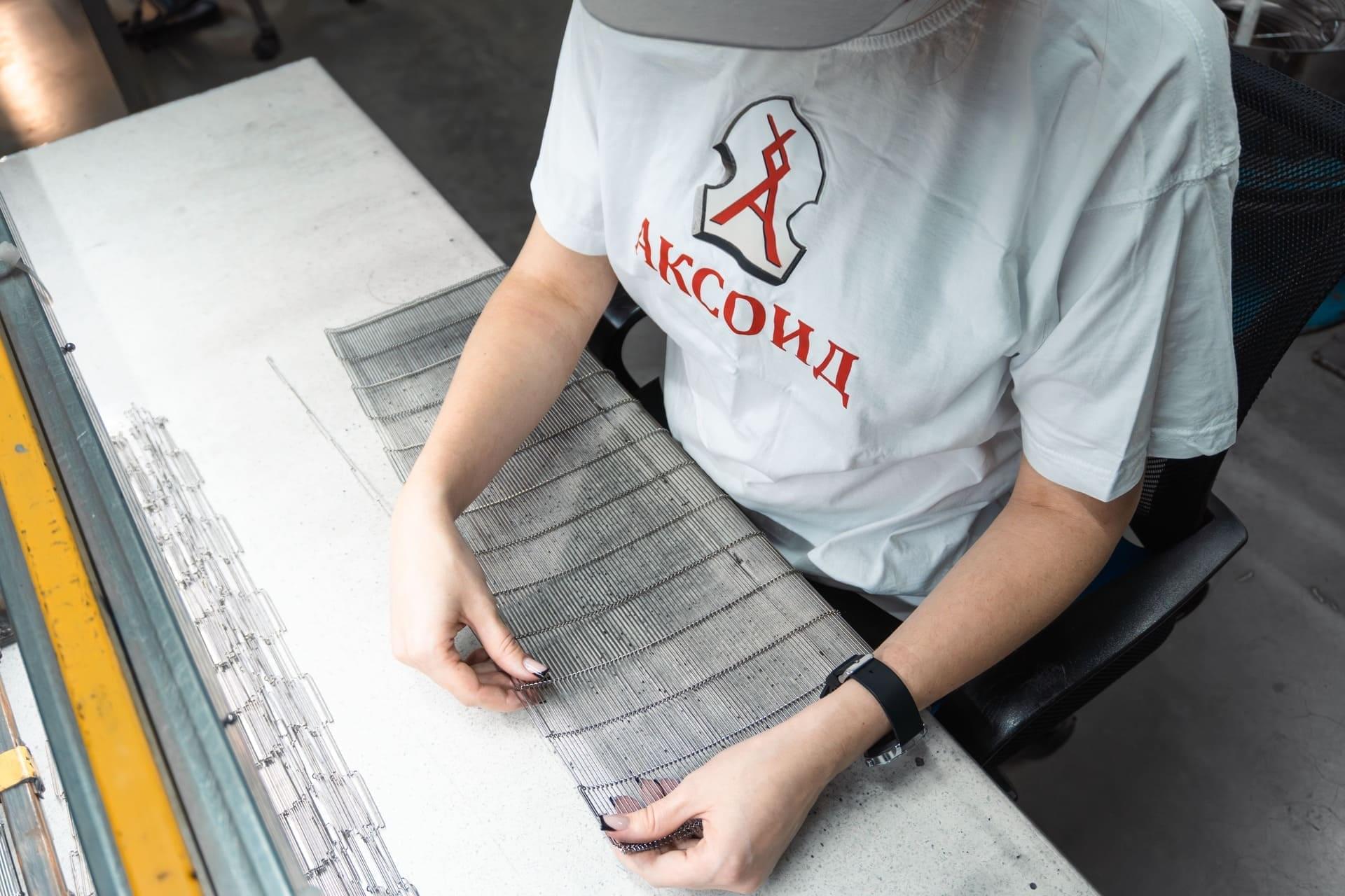 Женщина плетёт глазировочную сетку АКСОИД