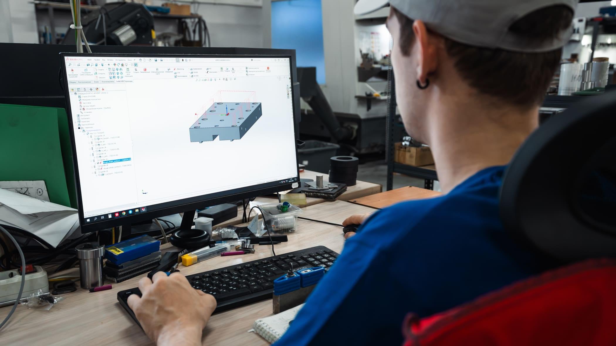 Работник созадёт 3D модели для обработки